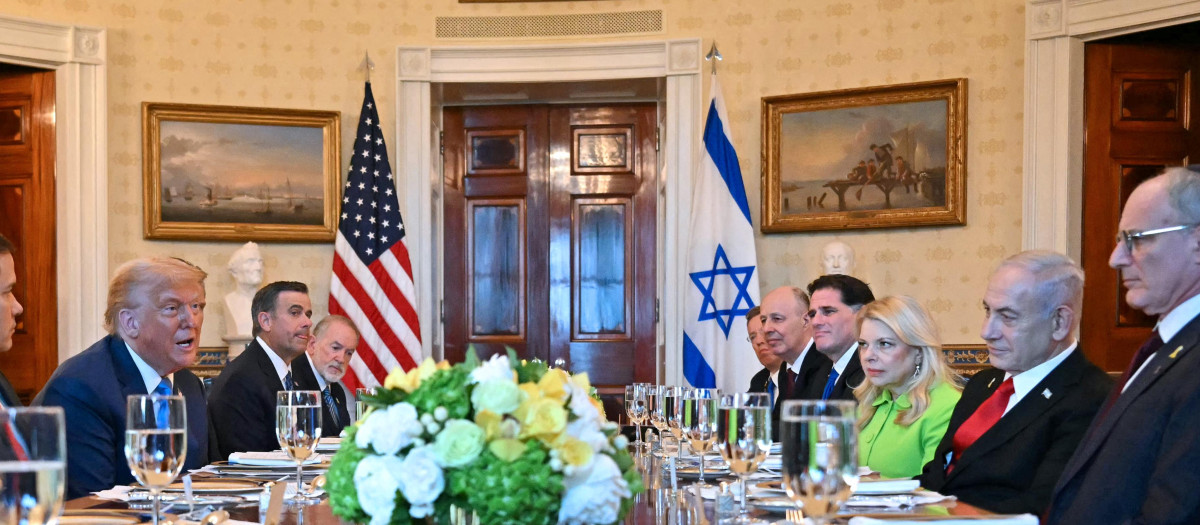 l presidente estadounidense Donald Trump se reúne con el primer ministro israelí Benjamin Netanyahu en la Sala Azul de la Casa Blanca