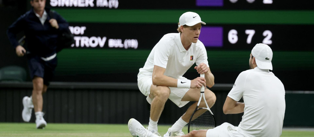 Jannik Sinner habla con Grigor Dimitrov tras la lesión del tenista búlgaro