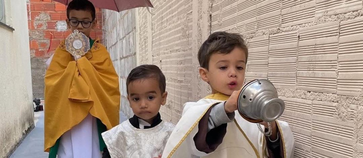 Los pequeños han organizado su propia procesión en casa