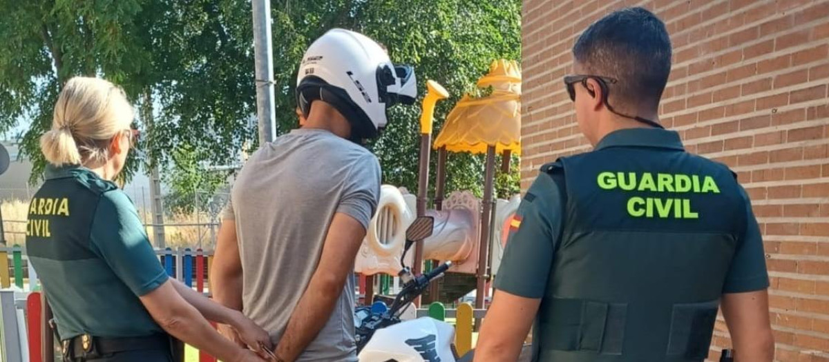 Uno de los repartidores de comida rápida detenidos tras la reyerta

REMITIDA / HANDOUT por GUARDIA CIVIL
Fotografía remitida a medios de comunicación exclusivamente para ilustrar la noticia a la que hace referencia la imagen, y citando la procedencia de la imagen en la firma
08/7/2025