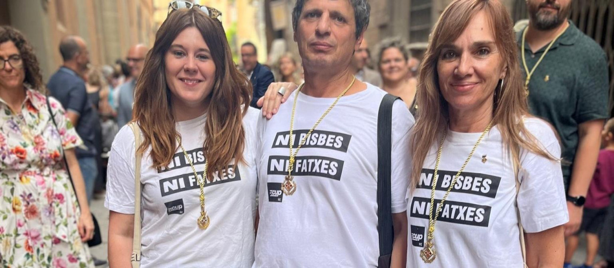 Los tres concejales de la CUP en Vic, con camisetas que rezan "Ni obispos ni fachas", en catalán