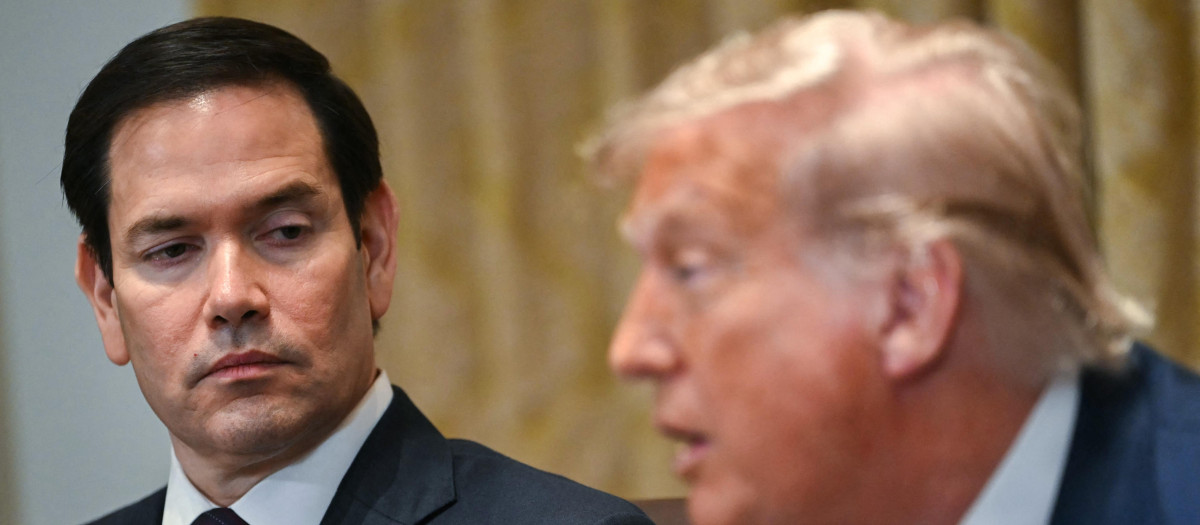 (De izq. a der.) El secretario de Estado de EE.UU., Marco Rubio, observa al presidente Donald Trump