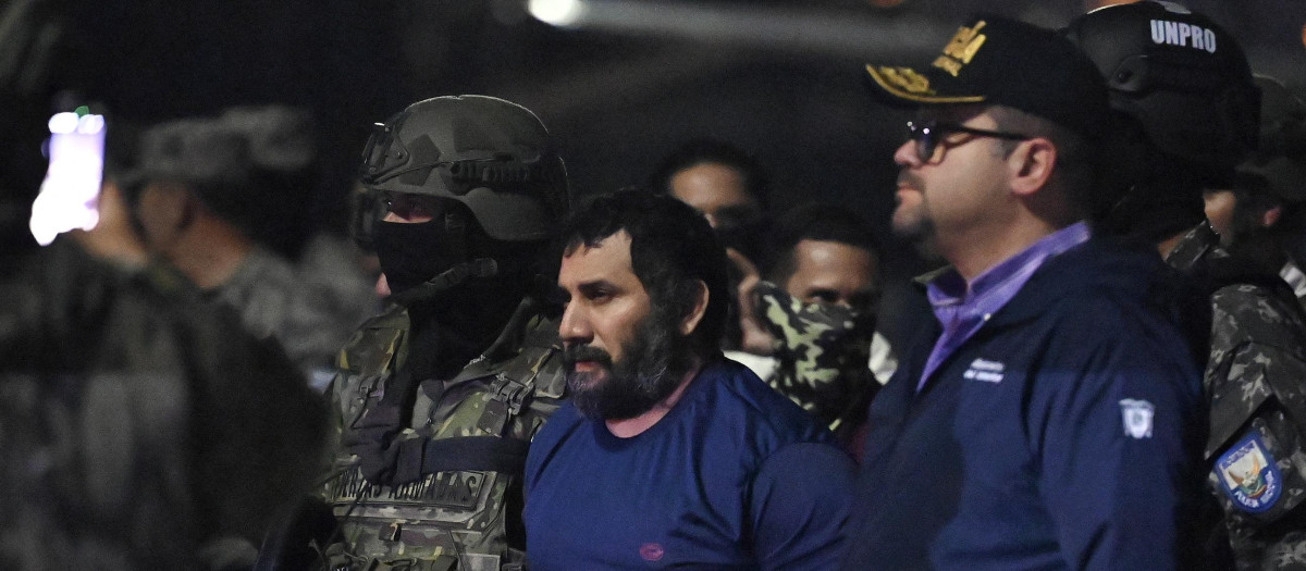 El narcotraficante Adolfo Macías, alias Fito, custodiado por el ministro del Interior de Ecuador, John Reimberg