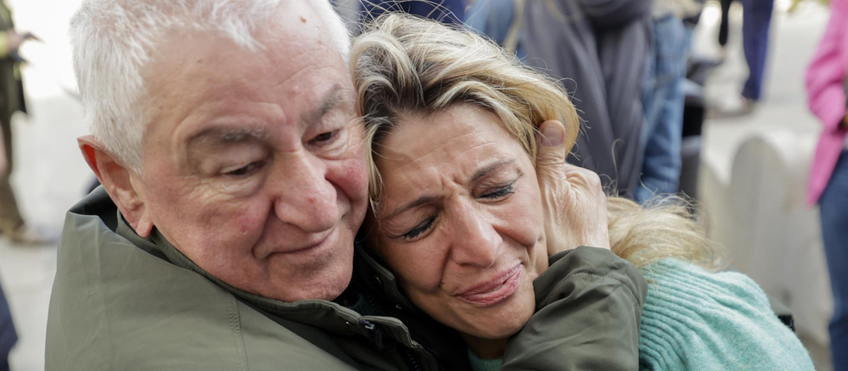La líder de la plataforma Sumar, Yolanda Díaz, saluda emocionada a su padre, Suso Díaz