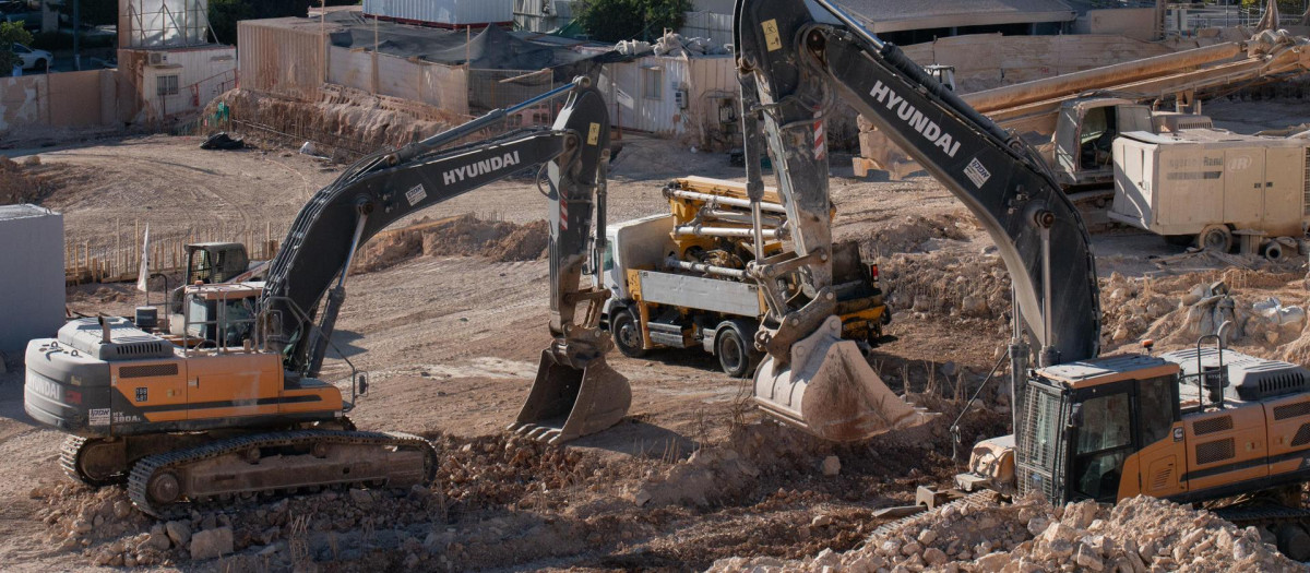JERUSALÉN, 09/07/2025.- La construcción de una línea de tren ligero que conecta colonias en Jerusalén Este ha vuelto a situar a la empresa española CAF en el punto de mira de la ONU y de organizaciones de derechos humanos, que afirman que este proyecto ferroviario no solo consolida la ocupación del territorio palestino, sino que dificulta una solución política al conflicto. La multinacional CAF (Construcciones y Auxiliar de Ferrocarriles) fue acusada el pasado jueves, en un informe de la relatora especial de la ONU para Palestina, Francesca Albanese, de lucrarse, junto a otras entidades occidentales, primero "de la ocupación ilegal israelí, del 'apartheid' y ahora del genocidio" del pueblo palestino.-EFE/ Magda Gibelli