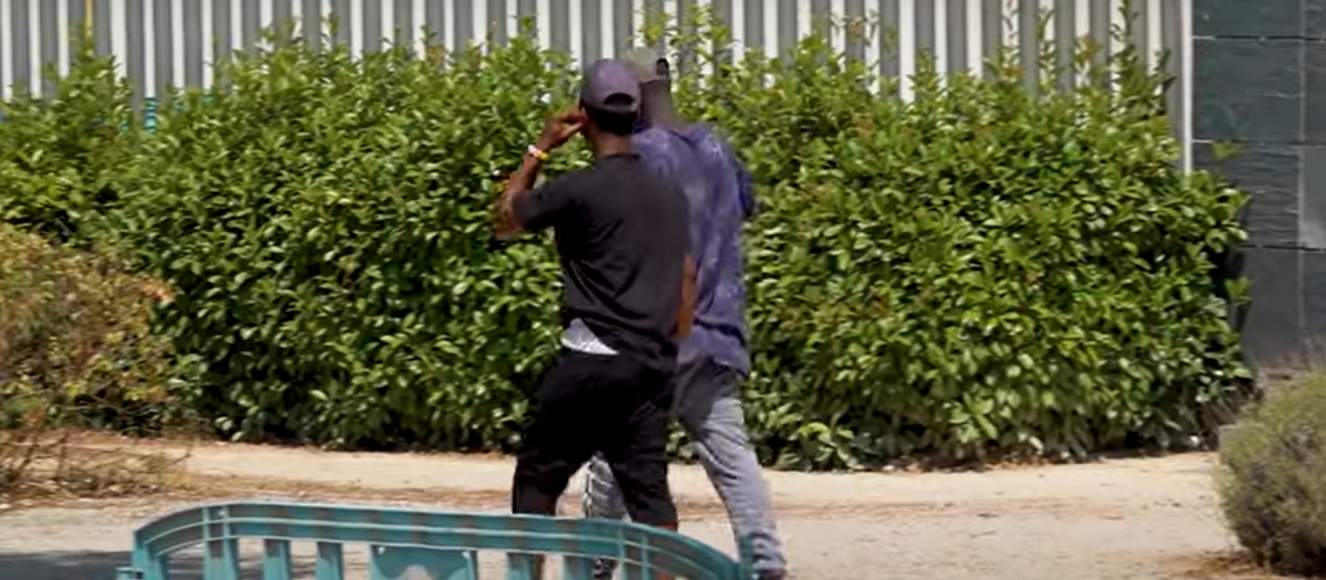 Dos inmigrantes caminan por las inmediaciones del centro de Pozuelo de Alarcón