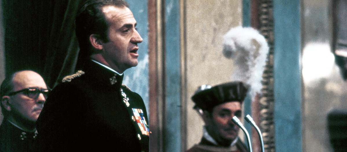 El Rey Juan Carlos Sanciona la Constitución