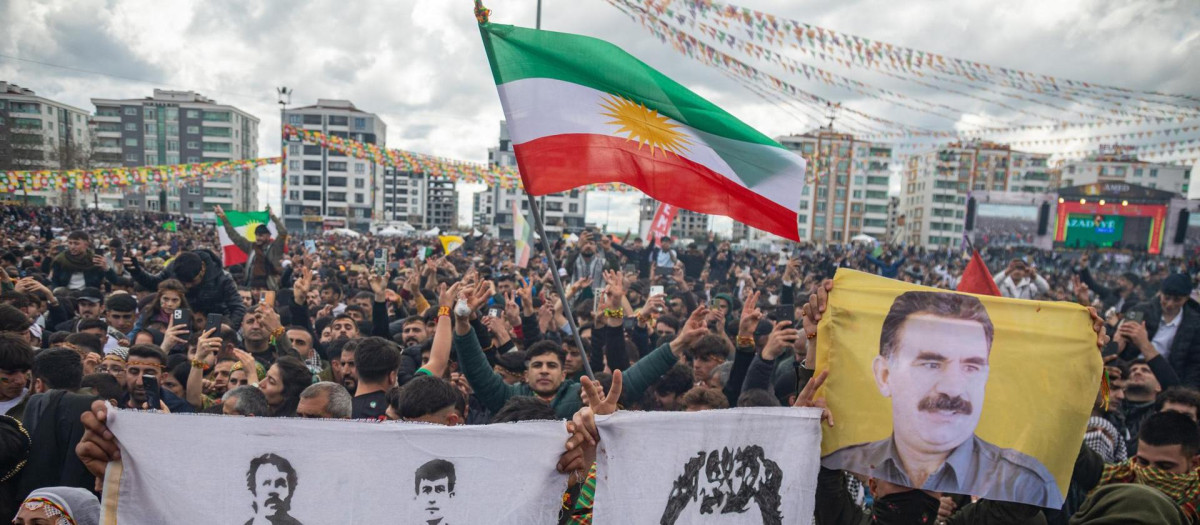 Partidarios del Partido de la Igualdad y la Democracia de los Pueblos (DEM) sostienen fotografías del líder encarcelado del Partido de los Trabajadores del Kurdistán (PKK), Abdullah Öcalan