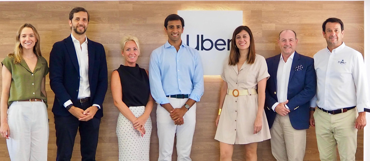 Desde la izq.: Teresa Silvestre (Mánager de Asuntos Públicos Uber), Felipe Fdez (Director General de Uber en España y Portugal), Encarna Matos (RRPP, Eventos y Patrocinios RCNP), Harsh Nain (Mánager de Operaciones Uber), Lola Vilas (directora de Uber en España), Rafael Gil (presidente RCNP) y Manu Fraga (director RCNP)