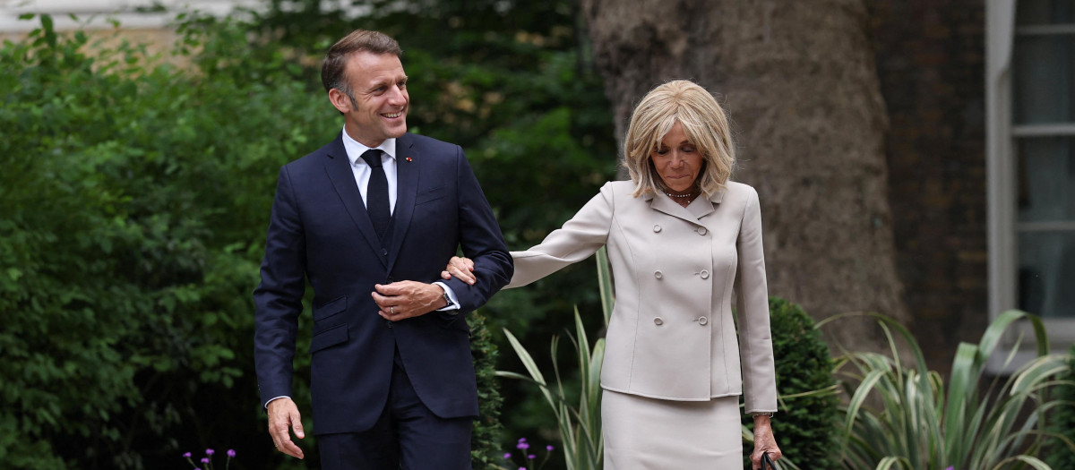 France's President Emmanuel Macron and his wife Brigitte Macron arrive for lunch and bilateral meetings at 10 Downing Street in London, on July 9, 2025, on the second day of a three-day state visit to Britain. French President Emmanuel Macron will have lunch with Britain's Prime Minister, on the eve of the 37th Franco-British Summit, where they are set to discuss opportunities to strengthen defence ties. (Photo by Gonzalo Fuentes / POOL / AFP)