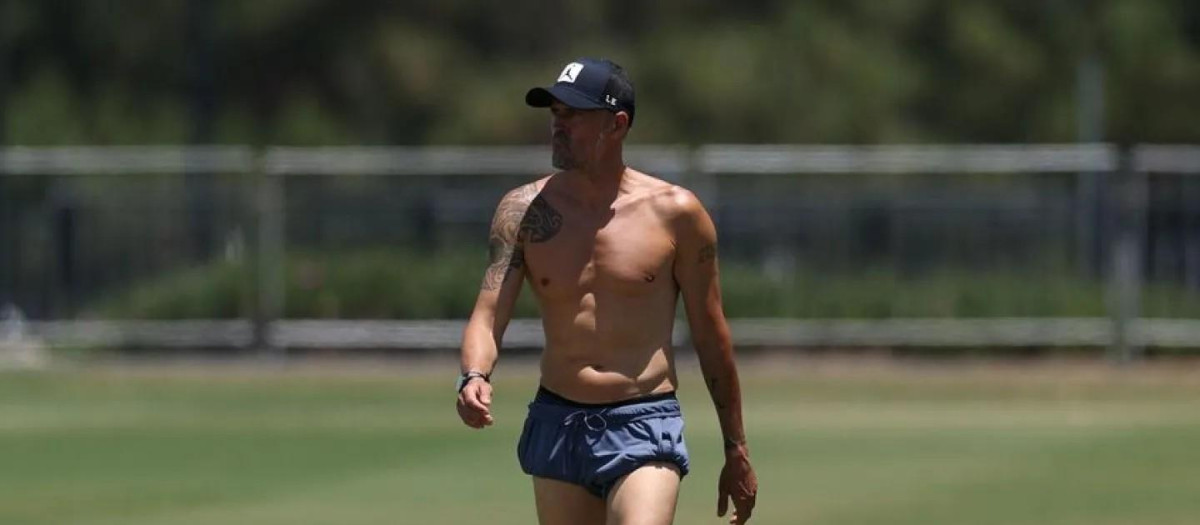 Luis Enrique dirigió el entrenamiento previo al partido frente al Real Madrid sin camiseta