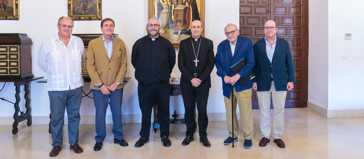 El obispo de Córdoba, Jesús Fernández, con los organizadores de los Premios Felipe González de Canales