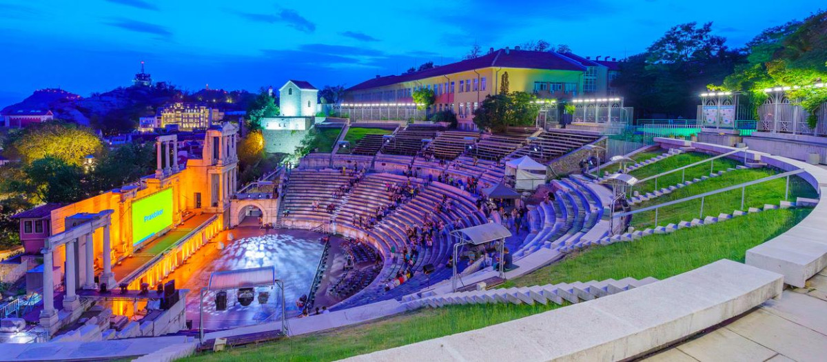 Teatro Romano de Philippopolis iluminado en Plovdiv (Bulgaria).