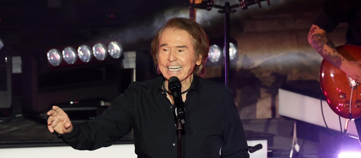 El cantante Raphael durante un concierto
