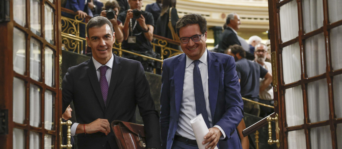 Pedro Sánchez y el ministro Óscar López abandonando el hemiciclo