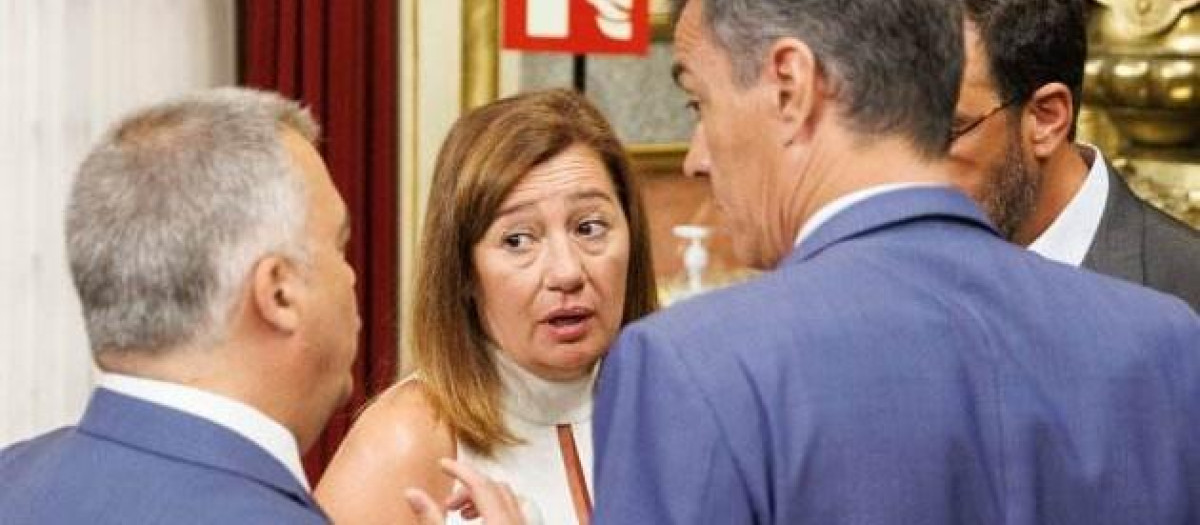 Santos Cerdán (izquierda) y Francina Armengol (centro), con Perdro Sánchez