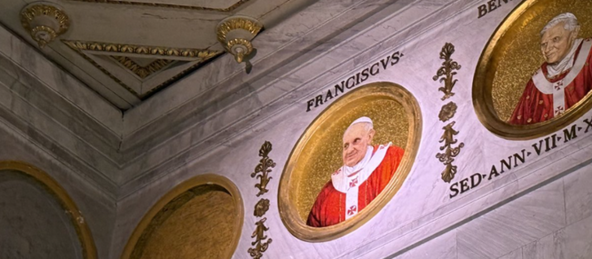 El foco que iluminaba el mosaico de Francisco se apagó el pasado 21 de abril. Ahora se prepara el de León xiv