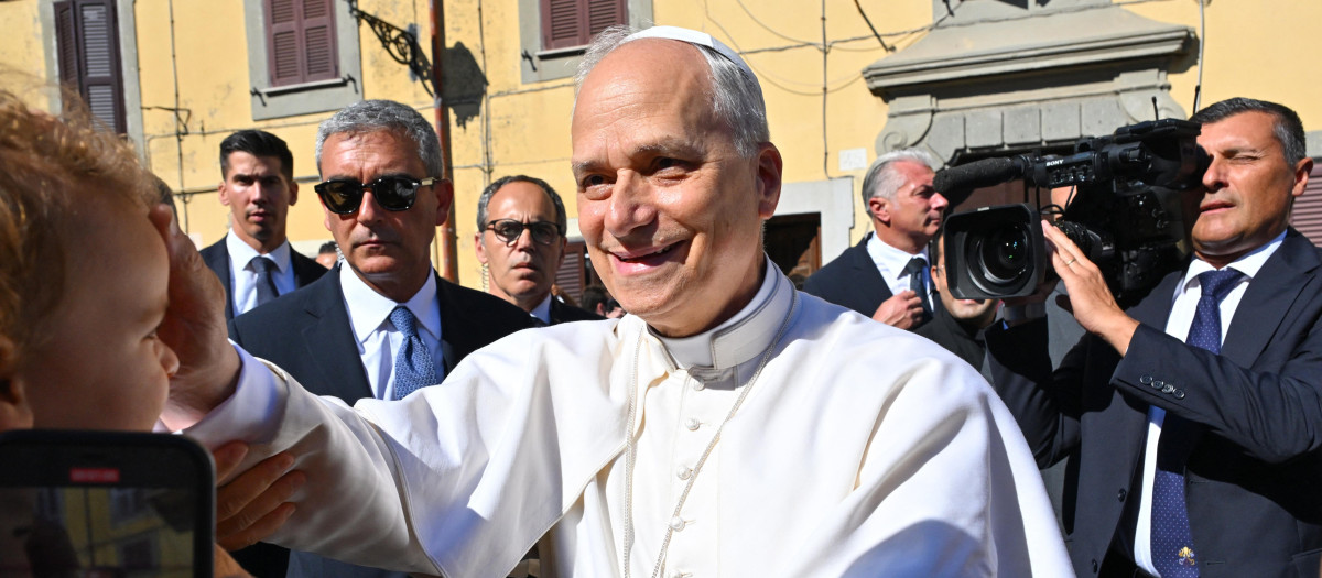 Pope Leo XIV (C) greets people as he arrives for a two-week stay in the summer papal estate in Castel Gandolfo, 40 km southeast of Rome, on July 6, 2025. The newly elected Pope Leo XIV, revives a long-standing papal tradition paused under Francis, as Castel Gandolfo prepares to welcome a pope for the first time in over a decade. (Photo by Andreas SOLARO / AFP)