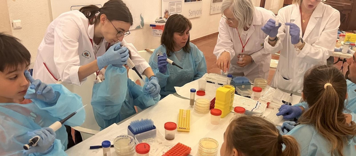 Imagen de los vecinos de Alfara del Patriarca, en L'Horta Nord, participan este mes de julio en el proyecto "Pueblos con-Ciencia" de la CEU UCH, mejor proyecto universitario de divulgación científica en la convocatoria de la FECYT.