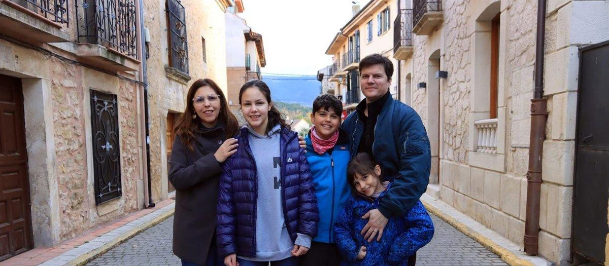 02/07/2025 Andrea, Franco y sus hijos en Prádena (Segovia)
SOCIEDAD 
HOLAPUEBLO