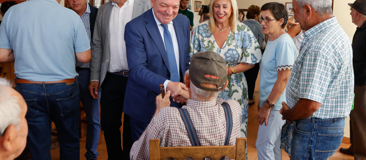 El consejero de la Presidencia, Luis Miguel González Gago, visita el bar El Horno en  Cubo de la Solana