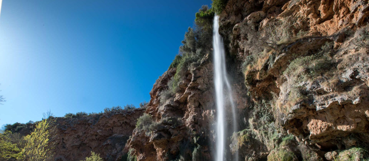 Imagen de archivo de la cascada del Salto de la Novia, Navajas