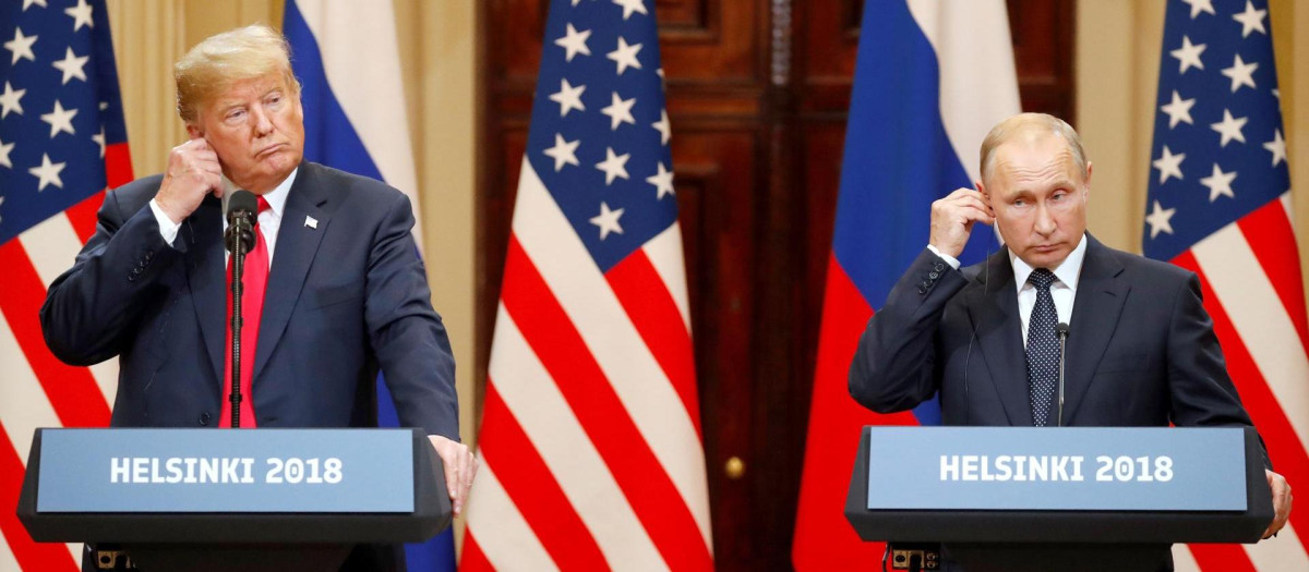 El presidente estadounidense, Donald J. Trump (i), y su homólogo ruso, Vladimir Putin