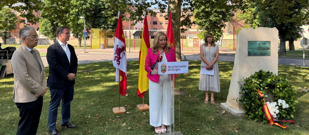 La alcaldesa de Burgos, Cristina Ayala, lee un manifiesto en el acto homenaje a Miguel Ángel Blanco, este jueves