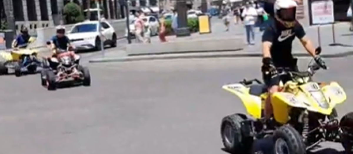Los tres vehículos cruzan Canalejas a elevada velocidad