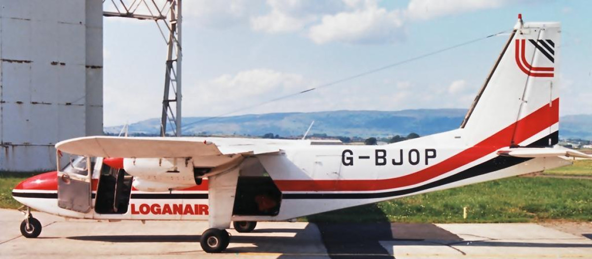 Un BN-2 de Loganair con capacidad para 8 pasajeros opera el vuelo comercial más corto del mundo.