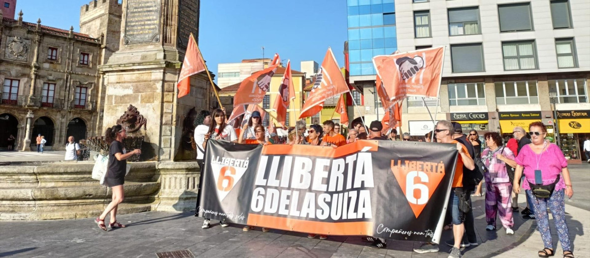 Manifestación de apoyo en Gijón a 'las seis de La Suiza'.
