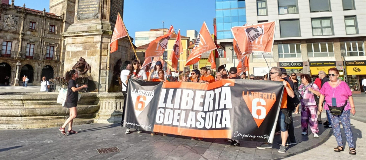 Manifestación de apoyo en Gijón a 'las seis de La Suiza'.