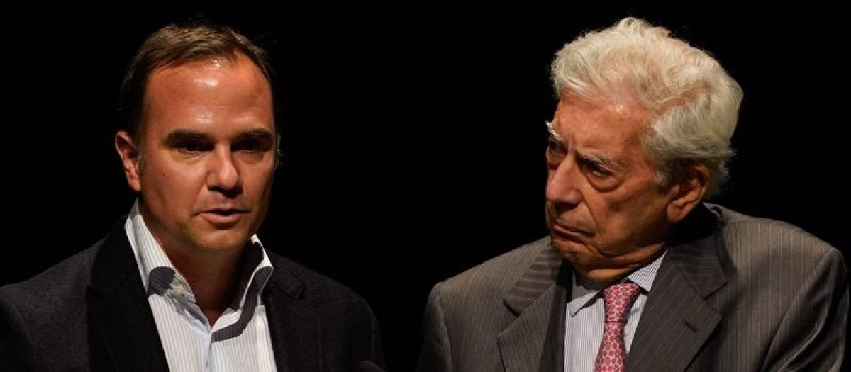 Raul Tola, director de la cátedra Vargas Llosa con el Nobel de Literatura en una imagen de archivo