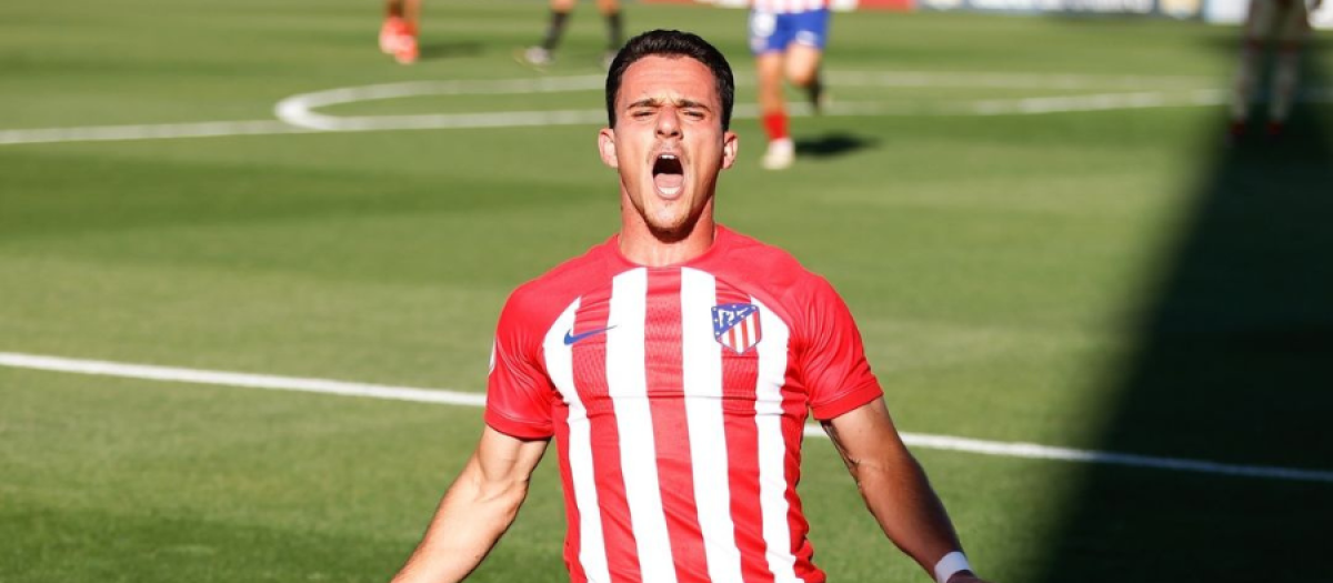 Diego Bri celebra un gol con el filial del Atlético