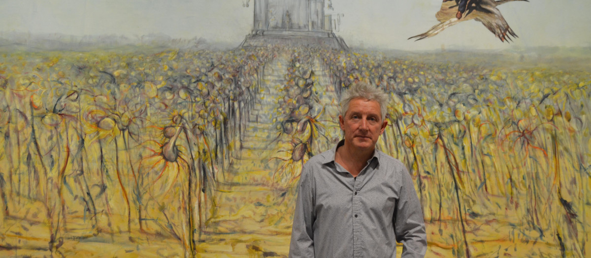 Luis Moro posa con una de sus obras en el MUSAC