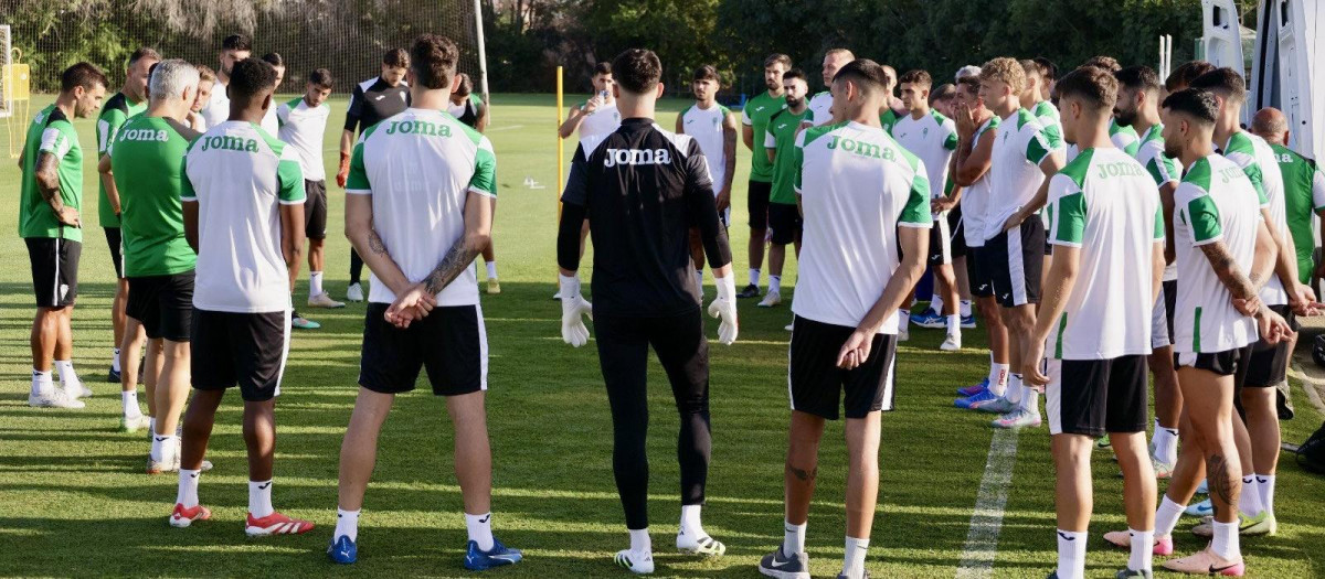 La plantilla del Córdoba escucha a Iván Ania el primer día de trabajo