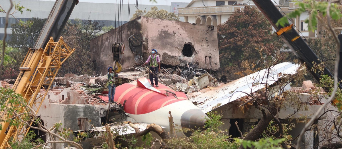 Una grúa recupera parte del fuselaje del Boeing 787 de Air India el 14 de junio de 2025 en Ahmedabad, India