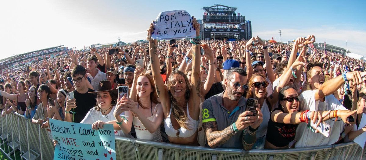 MADRID, 11/07/2025.- Asistentes en el concierto del cantante estadounidense Benson Boone este viernes, durante la segunda jornada del festival MAD COOL celebrado en Madrid. EFE/ Fernando Villar