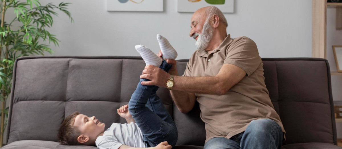 Abuelo y nieto jugando