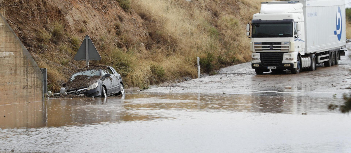 - Vehículos afectados por las inundaciones en una carretera próxima a la localidad zaragozana de Grisén este sábado
