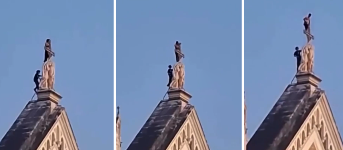 Dos hombre subidos a la Cruz en Santa Croce