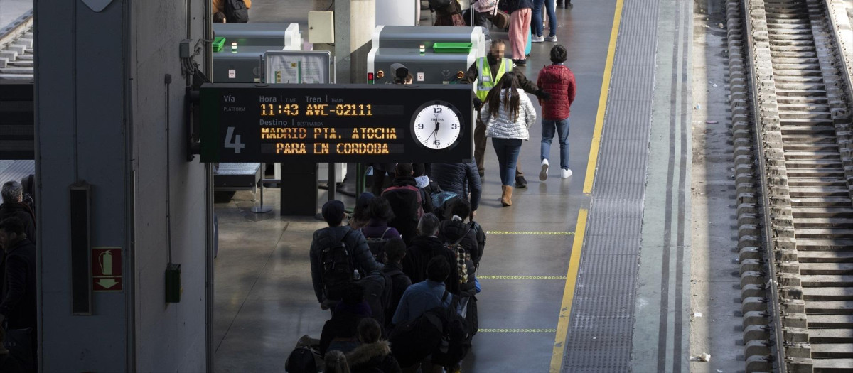 Pasajeros en la estación ferroviaria de Santa Justa.