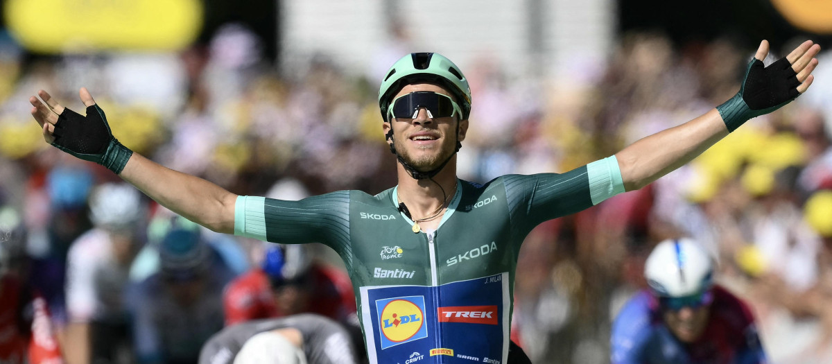 Jonathan Milan celebra la victoria de etapa en el Tour