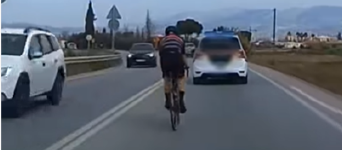 El ciclista se aproxima sigiloso al coche de la Guardia Civil