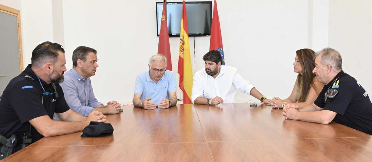 El presidente de Murcia, Fernando López Miras, reunido con el alcalde de Torre Pacheco, Pedro Ángel Roca