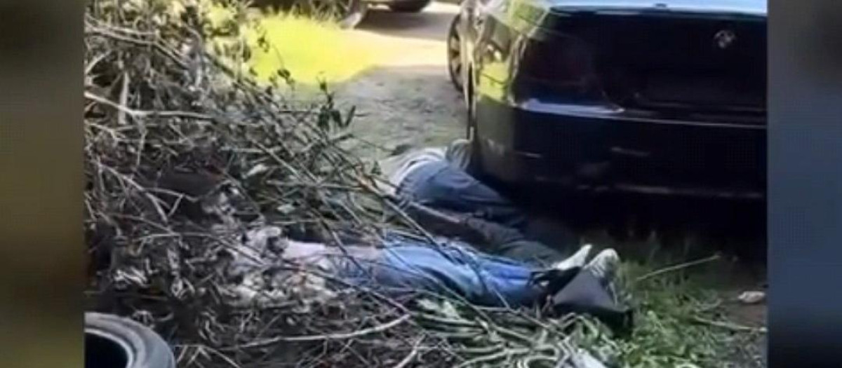 Imagen de los presuntos asesinos, muertos en el suelo