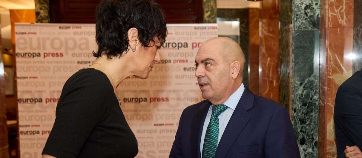 Elma Saiz, junto a Lorenzo Amor.