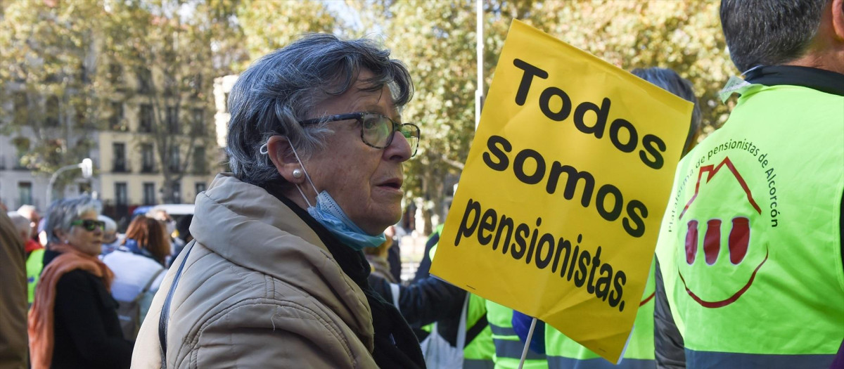 Una mujer sostiene un cartel en una manifestación en 2022.