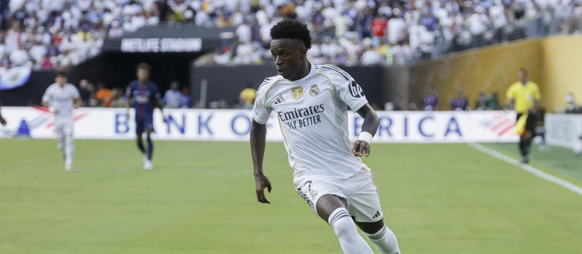 Vinicius conduce un balón durante el Mundial de Clubes