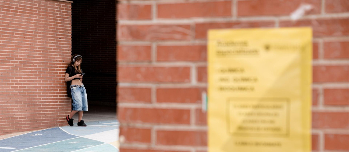 Una alumna, durante la PAU 2025 en Madrid.